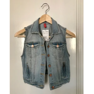  - Underbar liten jeansväst, sitter som en smäck om man är lite petite. kortare i ryggen. HM 🌈  Aldrig använd