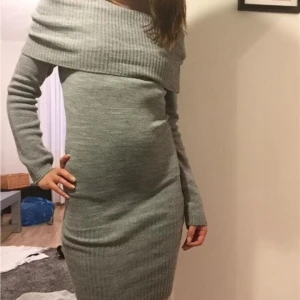  - En stickad off shoulder klänning i oanvänt skick. 