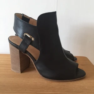  - Superfina klackar från Rizzo!  Äkta läder och helt i nyskick.  Använda endast en kväll!  Nypris, 1000kr  Klackhöjd: 9,5 cm  Skickas mot en frakt på 69kr 