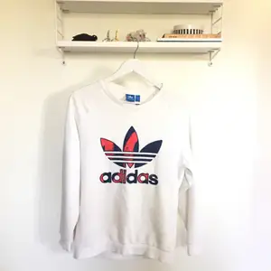 Adidas sweater 👟 Stor i storleken men tröjmodellen ska vara nog vara lite oversize