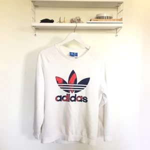  - Adidas sweater 👟 Stor i storleken men tröjmodellen ska vara nog vara lite oversize
