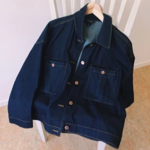  - Oversized denilm jacka från Monki. Passar mig som är XL ✨ Hämtas i Handen alternativt möts upp i City