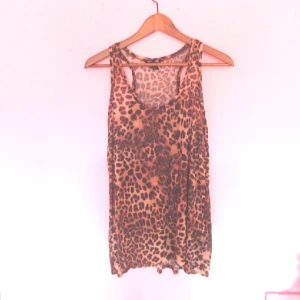  - Linne med brottarrygg. slutar strax under rumpan på mig som är 164 lång. Oversize. 