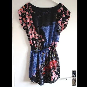  - Så fin klänning med snyggt mönster. Snygg passform! Använd 1 gång, precis som ny! 