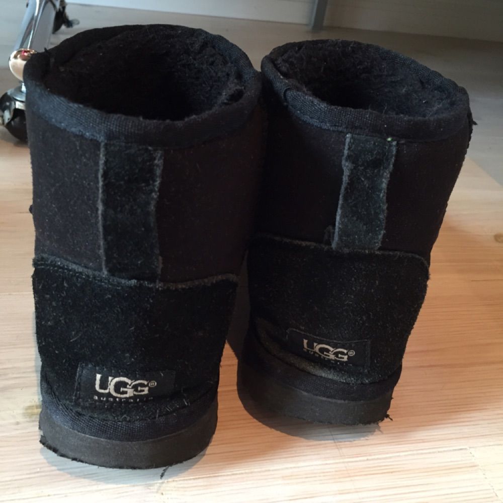 säljer mina uggs i storlek 39 passar även storlek 40, säljer dom pga att jag är i behov av pengarna haha. säljs för 250 fraktar eller möts upp och köparen betalar för frakten.. Skor.