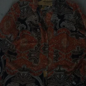  - Mönstrad skjorta i polyester från Lindex. Det är storlek 42 men jag funkar även som oversize. Använd ett fåtal gånger och är i fina skick. Säljer den för att jag den inte kommer till användning. Frakten ingår ej i priset. 