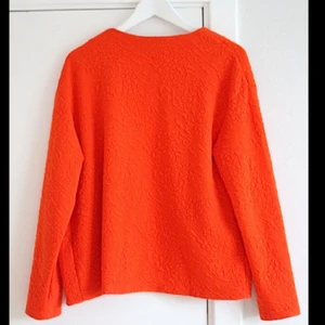  - Så fin Blazer i en härligt orange/röd färg med supersnygg passform och fint Mönster! Aldrig använd. Passa på att fynda! 