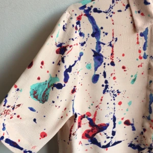  - Snygg blus i crepekvalitet. Längre bak, rak i formen. 