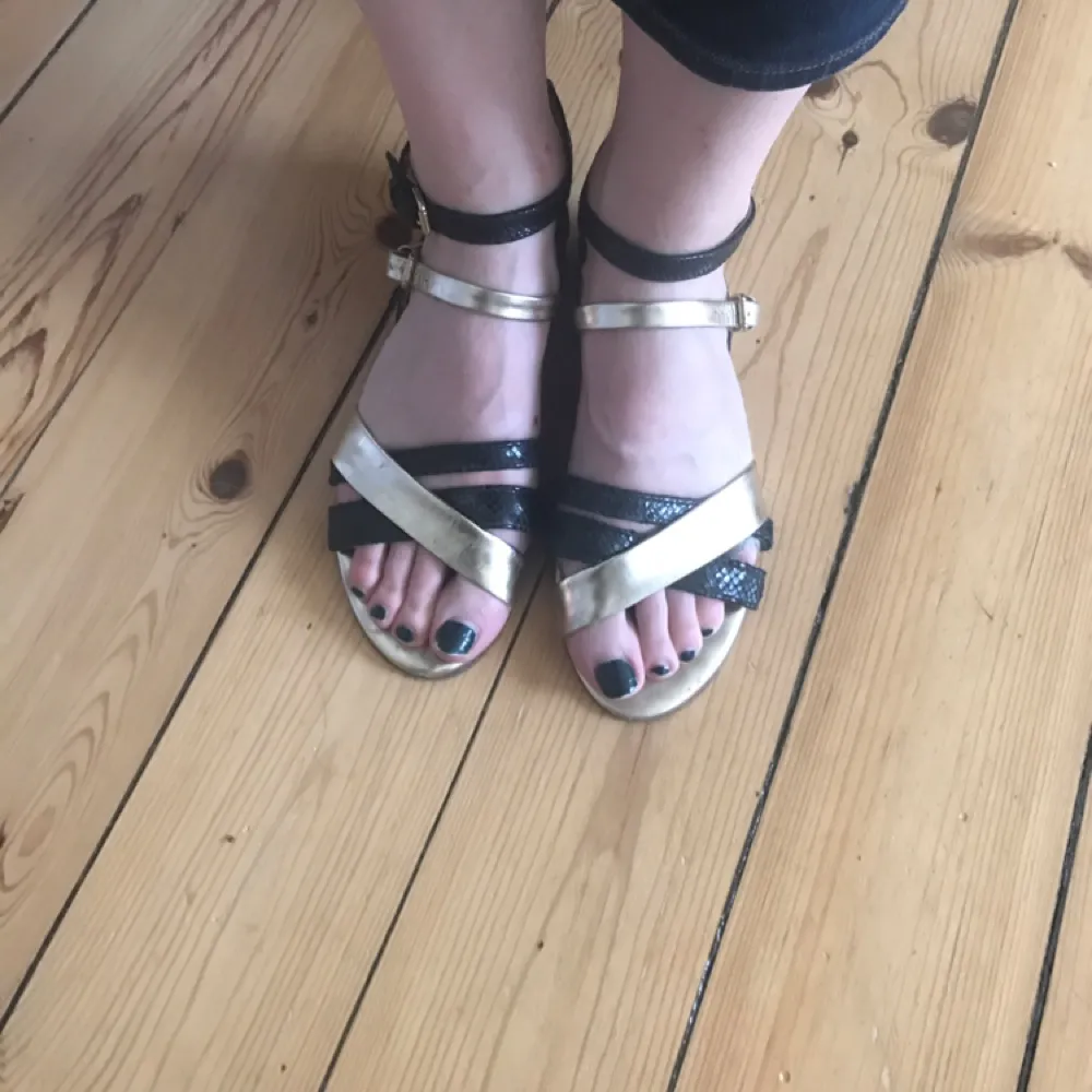 Sandaler i äkta skinn från Massimo Dutti. Skor.