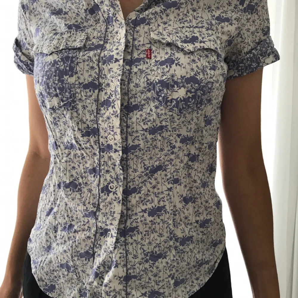 Blue flowery shirt from Levi's! Bought it a long time ago and I've never used it = the item looks competent new. Payment through swish and shipping will be added. . Skjortor.