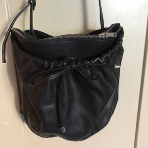  - Äkta läderväska från COS