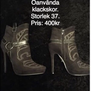  - Priset är 300kr även fast det står 400kr på bilden. Riktigt snygga klackskor, dessutom väldigt sköna! Aldrig använda.