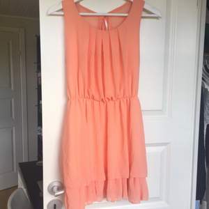 Söt persikofärgad chiffongklänning 🌸 Endast använd en gång. Ryggen är transparent och har knytning i bak, midjan är av 