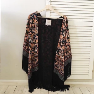  - Mönstrad kimono med fransar längst ner, från Zara. Köparen står för frakten 🌸