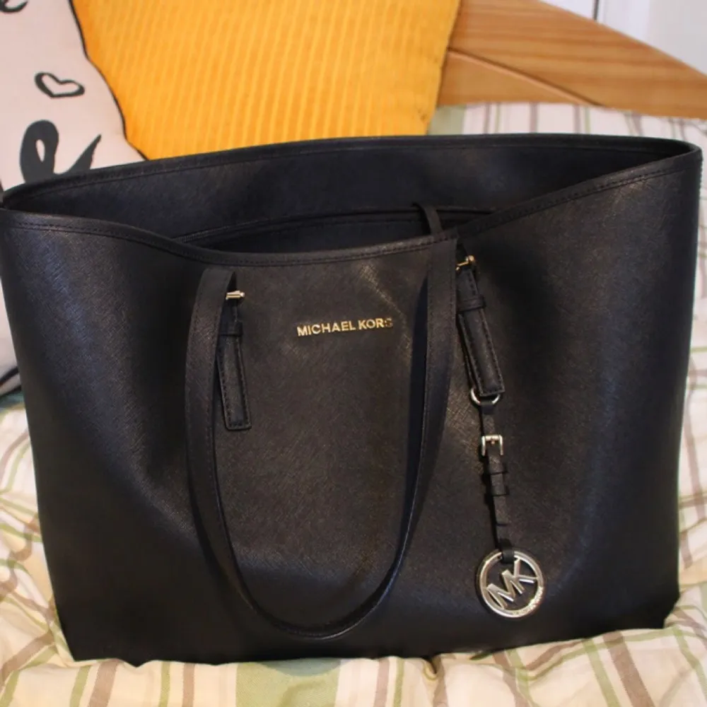 Tote MK bag black   Used condition. Väskor.