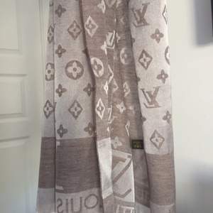 Jättefin scarf/halsduk ifrån Luis Vuitton. Största storleken på scarf, 65% cashmere 35% silke
