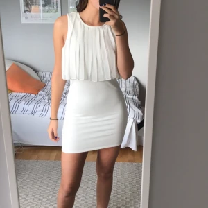  - Fin vit klänning från JC:s egna märke "Size 8 Needle". Oanvänd. Eventuell frakt står köparen för. 