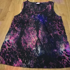  - tunn topp i tuff design s-m 100kr , coola shorts s-m köpta i Riga i fint skick 100kr , swish el kontant, Åhléns city