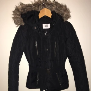  - Höst/Vinterjacka i XS, fuskpäls på huvan.  Jättefint skick. 