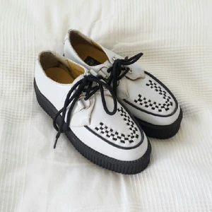  - Pris inklusive frakt!! Creepers ifrån märket Anarchic, nypris 900 kr, Storlek 40 men dom är lite stora i storleken enligt mig. Sparsamt använda men inte i nyskick som man ser på bilderna, det är dock inget man ser ifrån långt håll :)