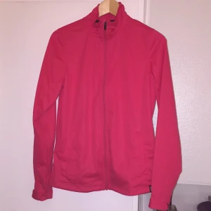  - Helt ny träningsjacka storlek S. Materialet är vattentätt. 