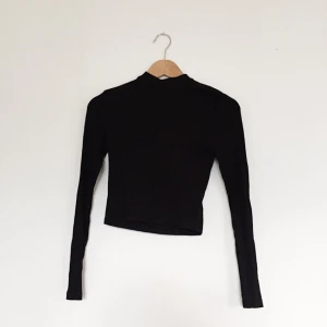  - Grå långärmad tröja från hm med liten polokrage. Fint skick!