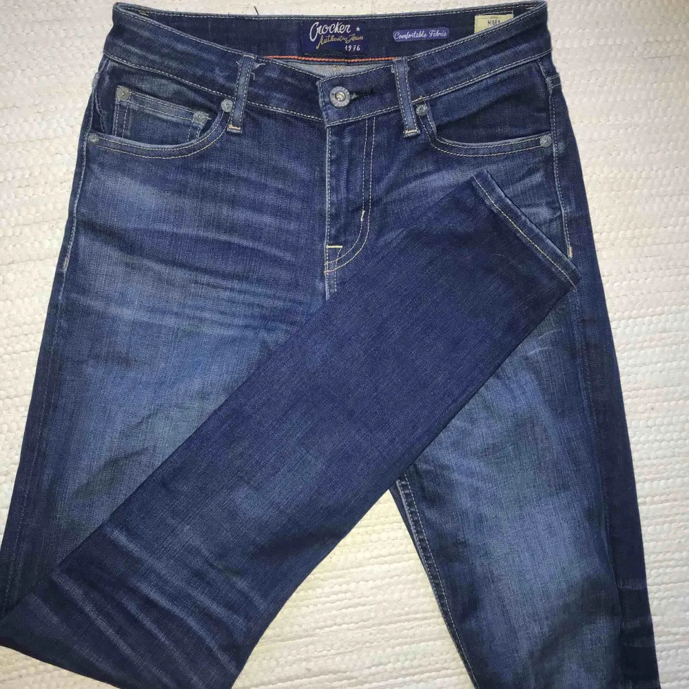 Ett par mörkt tvättade tighta jeans från crocker i såååå skönt material! Köparen står för frakt. Jeans & Byxor.