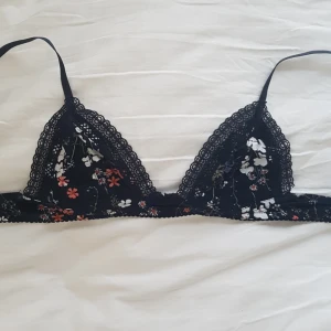  - Super gullig bralette som tyvärr är för liten för mig. Köpt här på plick men aldrig använd av mig personligen och är i bra skick förutom hålet på bild 2 (syns ej när man har den på sig)