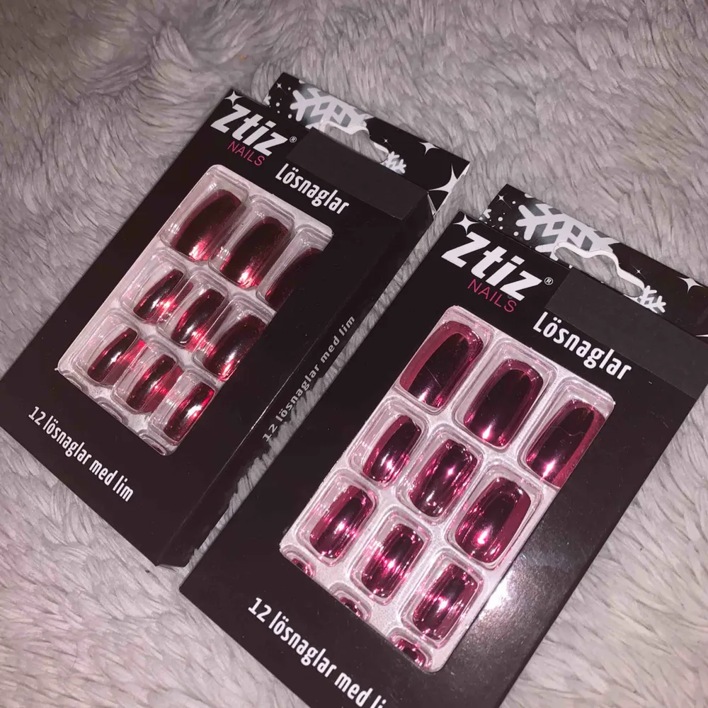 Jag säljer dessa två glansiga set av lösnaglar för ett paketpris på 38kr + frakt eftersom det ingår lim i båda. Ena paret är rosa och det andra är rött. . Övrigt.