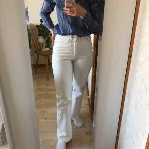  - Vita row jeans från Weekday i nyskick. Size: W/28 L/32🌿