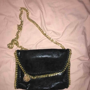  - Oanvänd väska men guldkedja. Frakt tillkommer:)