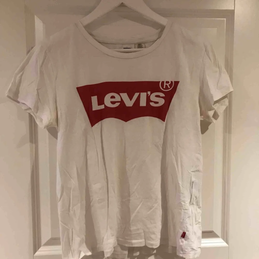 Basic Levis t-shirt snyggt bas plagg till en ballare outfit, knappt använd✨. T-shirts.