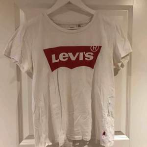 Basic Levis t-shirt snyggt bas plagg till en ballare outfit, knappt använd✨