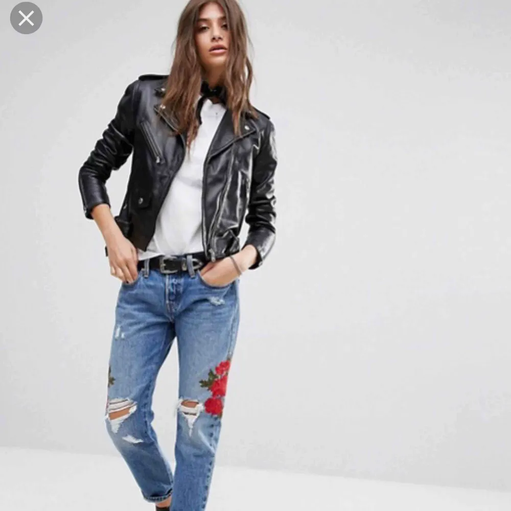 Snygga jeans från Levis. Jag är 172 cm lång och märkte att det här med croppade jeans inte passade mig. De är endast använda 3 gånger!! Nytt pris: 1100 kr. Jeans & Byxor.