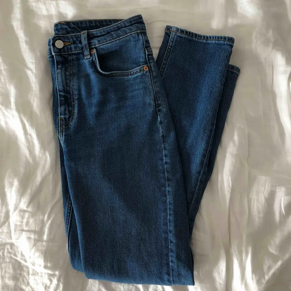 Jeans i modellen Way från Weekday. Färgen är Peralta Blue! Skriv gärna vid övriga frågor 💓. Jeans & Byxor.