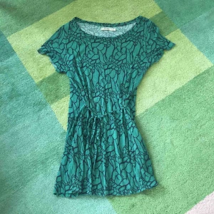  - Whyred tunika med fickor och band i midjan. Välanvänd men fin och fantastiskt skön.