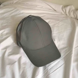  - Reflex keps från Weekday Möts gärna upp i Stockholm annars betalar köpare för frakt🤠