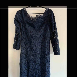  - Använd några få gånger. Kortare armlängd. Längden är över knäna. Off shoulder klänning.