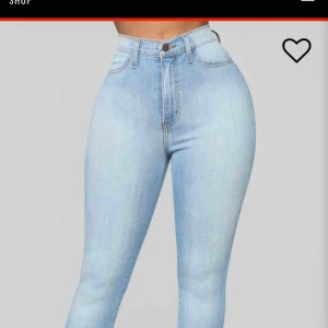  - Ljusblå byxor från Fashion Nova. Endast prövade så de är i nyskick. Säljer pga att de är för små