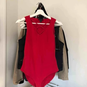  - Röd body perfekt till sommarn 