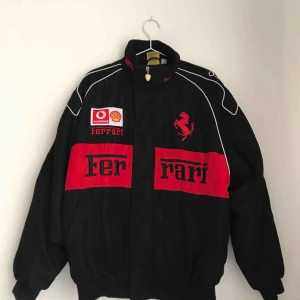  - Jätte skön Ferrari jacka  Möts gärna upp i Stockholm annars betalar köpare för frakt🤠