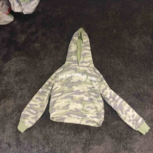  - En militär grön tröja! Köparen betalar frakten :) betalas med swish