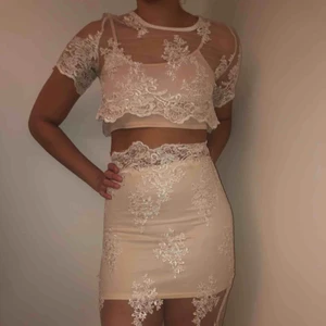  - Super fin spets set med underkjol och undertopp, endast använd en gång och köpt för 995kr, men då spetsen blivit lite sliten där bak på kjolen säljer jag den billigt. Storleken är L men jag brukar ha s/m och den sitter bra på mig. 
