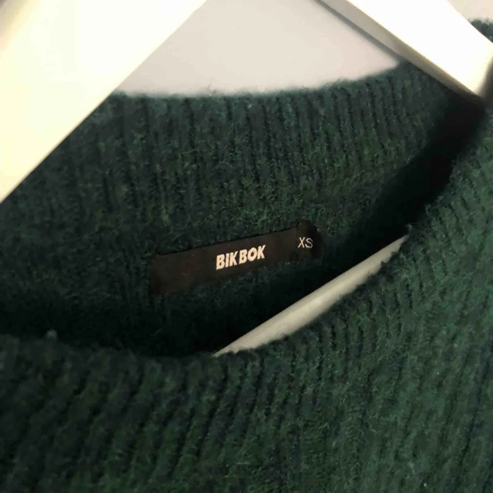 Grön stickad tröja från BikBok. Köparen står för frakt!. Stickat.