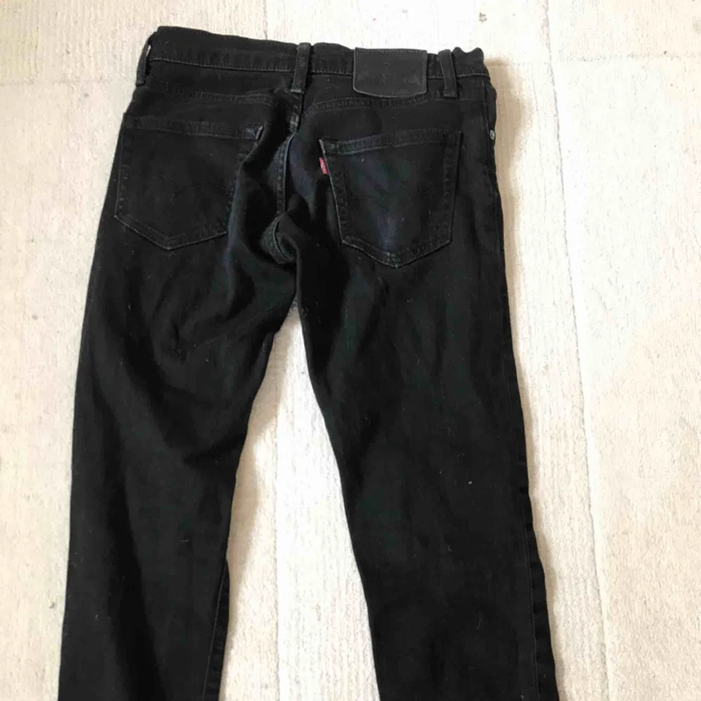 Levis byxor svarta original pris 700kr använda runt 3 månader, inga hål jättefint skick frakt på 35kr. Jeans & Byxor.