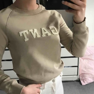  - Beige collage tröja från gant i storlek S. Köparen står för frakten, endast swish <3