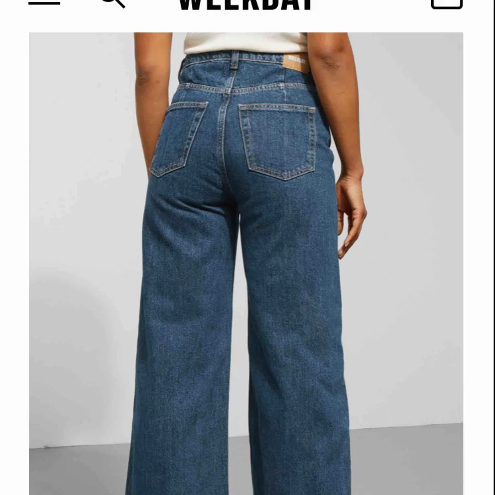 Säljer dessa URsnygga och trendiga jeans från Weekday! Sprillans nya, aldrig använt dem då dem var förstöra för mig när jag fick hem dem så alltså nyskick. Kan mötas upp annars betalar köparen frakten(;. Jeans & Byxor.