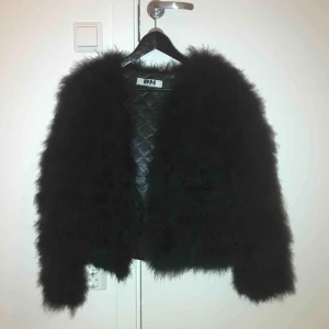  - En jättefin dream jacket ifrån Dennis maglic! Använd fåtal gånger och är i jättebra skick! Nypris var 1399kr! Säljer eftersom jag inte får någon användning av den. Köparen betalar frakt om man inte har möjlighet att mötas upp i Växjö💕💕