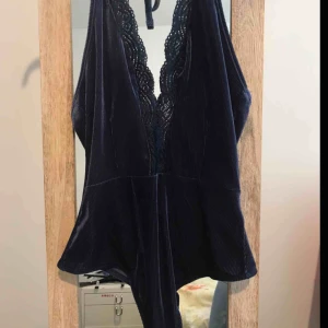  - Snygg body från bik bok, använd bara en gång. Storlek S men kan säga att det passar en M oxå. Pris kan diskuteras. Möts upp i Norrköping o Tranås annars står köparen för frakt.