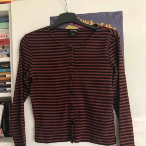  - Långärmad croptop från Monki! Knappt använd så i jättefint skick. Katt finns i hemmet!